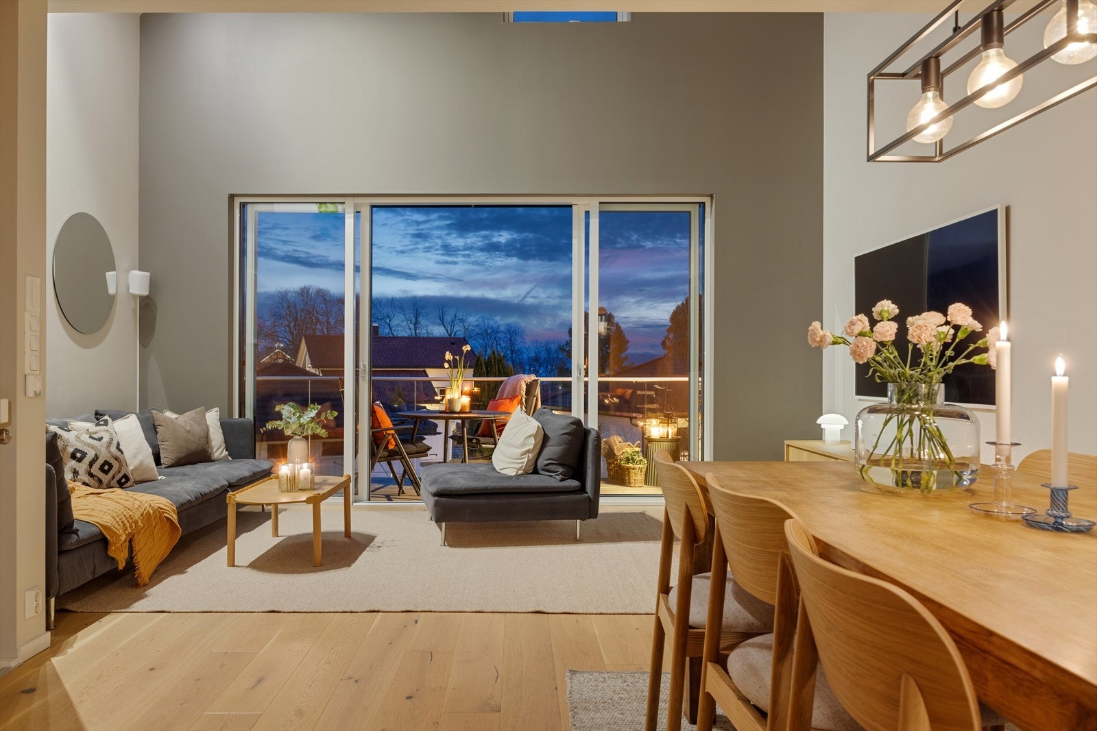 Store vindusflater i stuen gir rikelig med naturlig lys og utsikt mot nærområdet. Utsikten fra stuen kan nytes både på dag- og kveldstid. Galleribilde