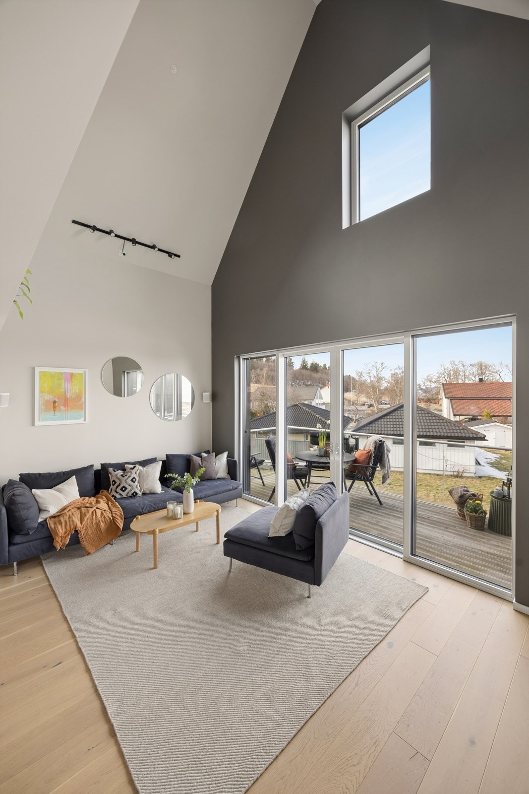 Saltakshusene utmerker seg med delvis åpen løsning mot loftsetasjen. Dette gir en unik atmosfære med over 6,5 meter takhøyde. Galleribilde