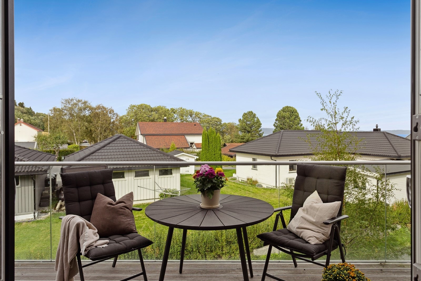 Veranda og terrasse utgjør til sammen 19 m² med god plass til sittegrupper. Galleribilde