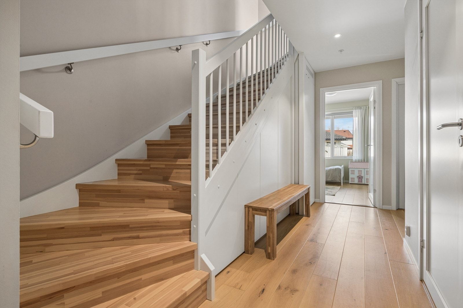 Under trappen i heltre eik er det godt med lagringsplass. Galleribilde