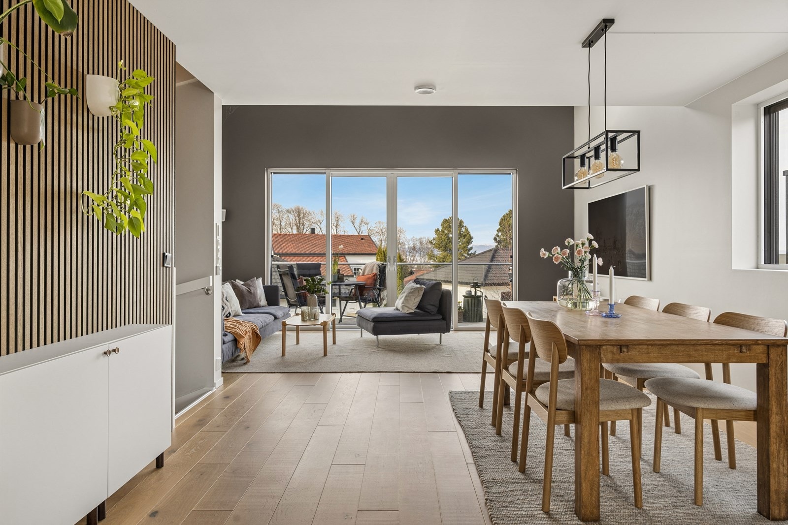 Hele boligen har gjennomgående høy standard og fremstår i meget god stand. Galleribilde