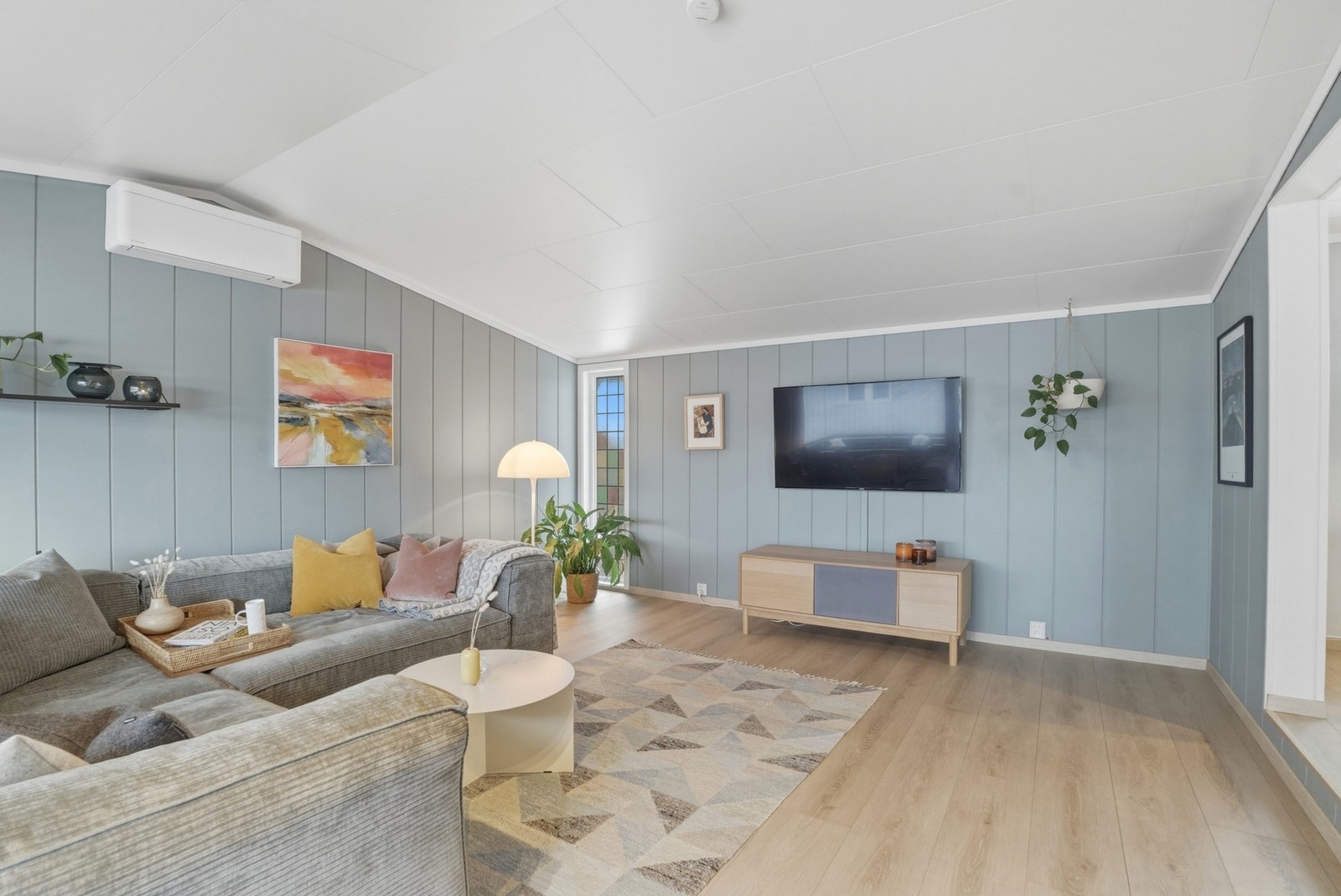 Lysmalt tv-stue stue med laminat med varmefolie på gulvet Galleribilde