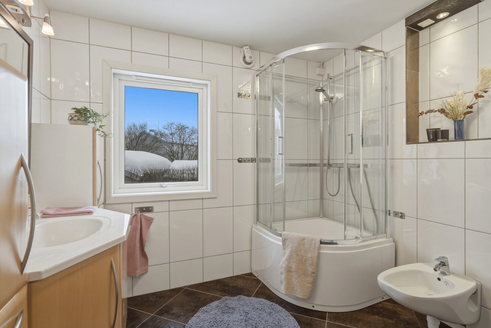 Flislagt bad i god størrelse, med varmekabler i gulvet. Galleribilde