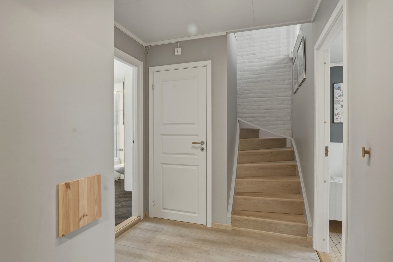 Gang første etasje med innebygget skap - Her er det adkomst til bad og tre soverom Galleribilde