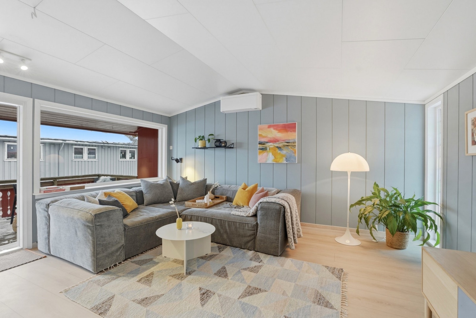 I tv-stuen er det god plass til sofagruppe - Varmepumpe fra 2023 Galleribilde