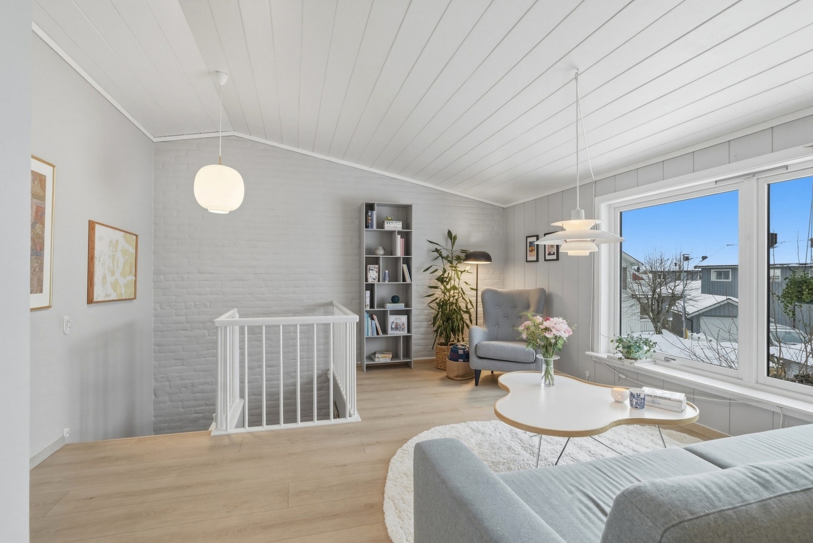 Hele andre etasje oppleves som lys og tiltalende Galleribilde