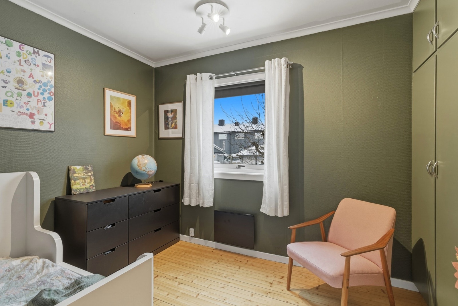 Soverom nr. 2 malt i tidsriktige fargevalg Galleribilde