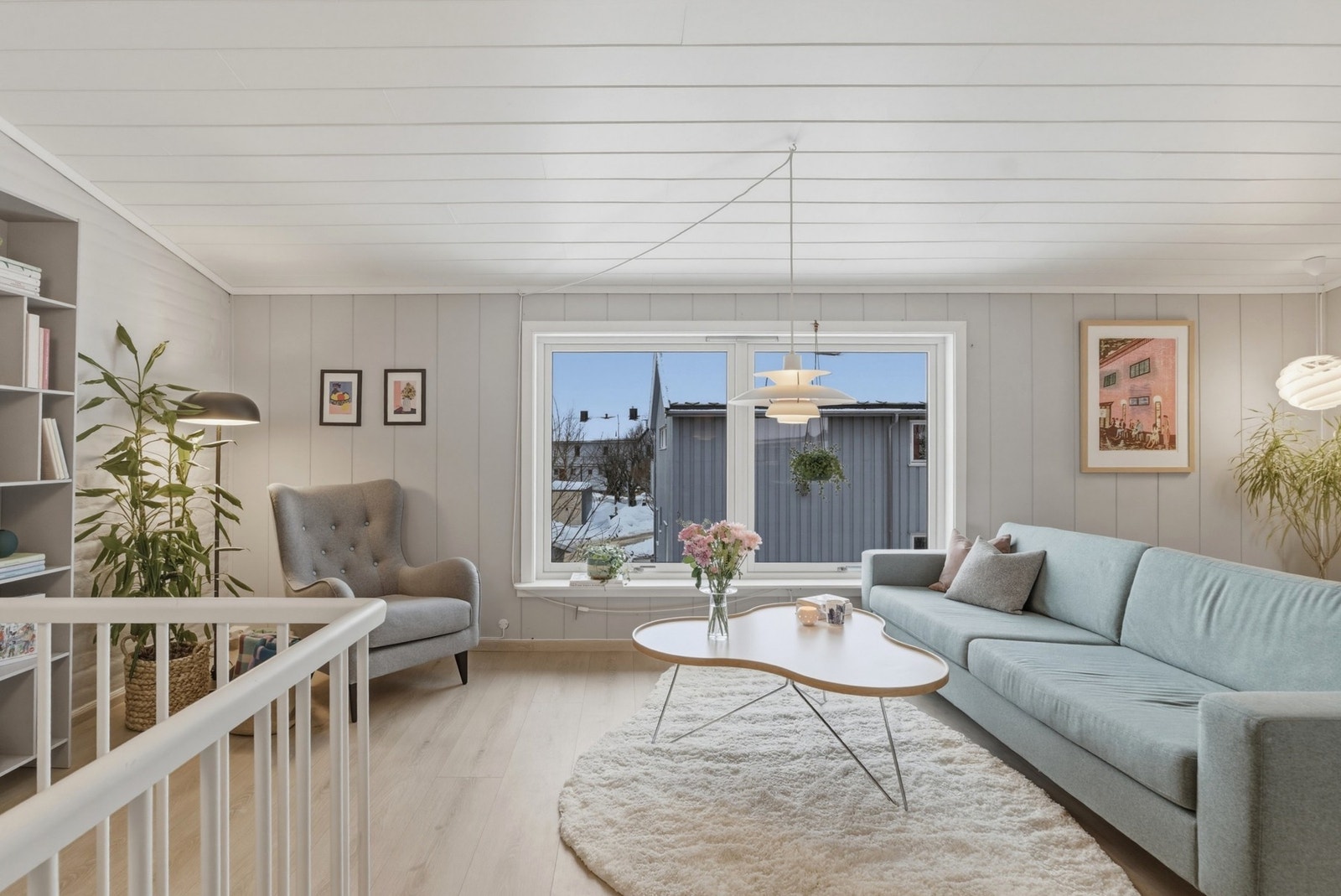 Store vindusflater slipper inn godt med naturlig lys i etasjen Galleribilde