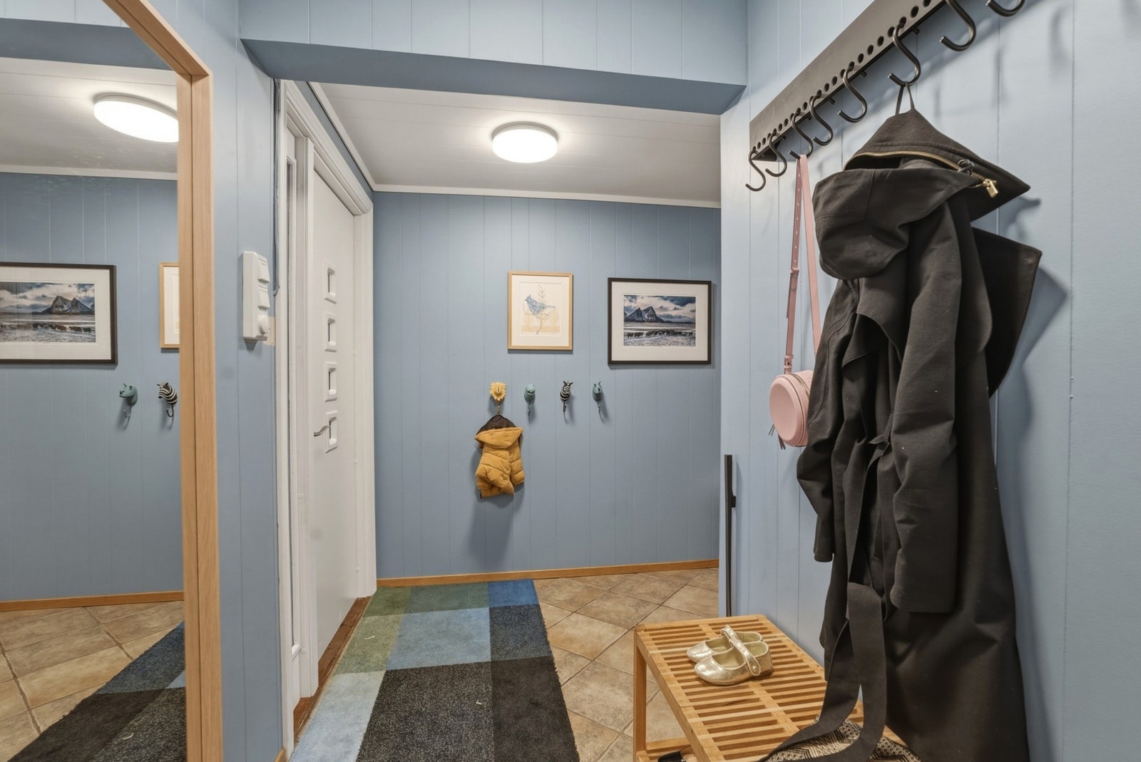 Entré med plass til å henge fra seg klær langs klesoppheng på vegg - Varme i gulv Galleribilde