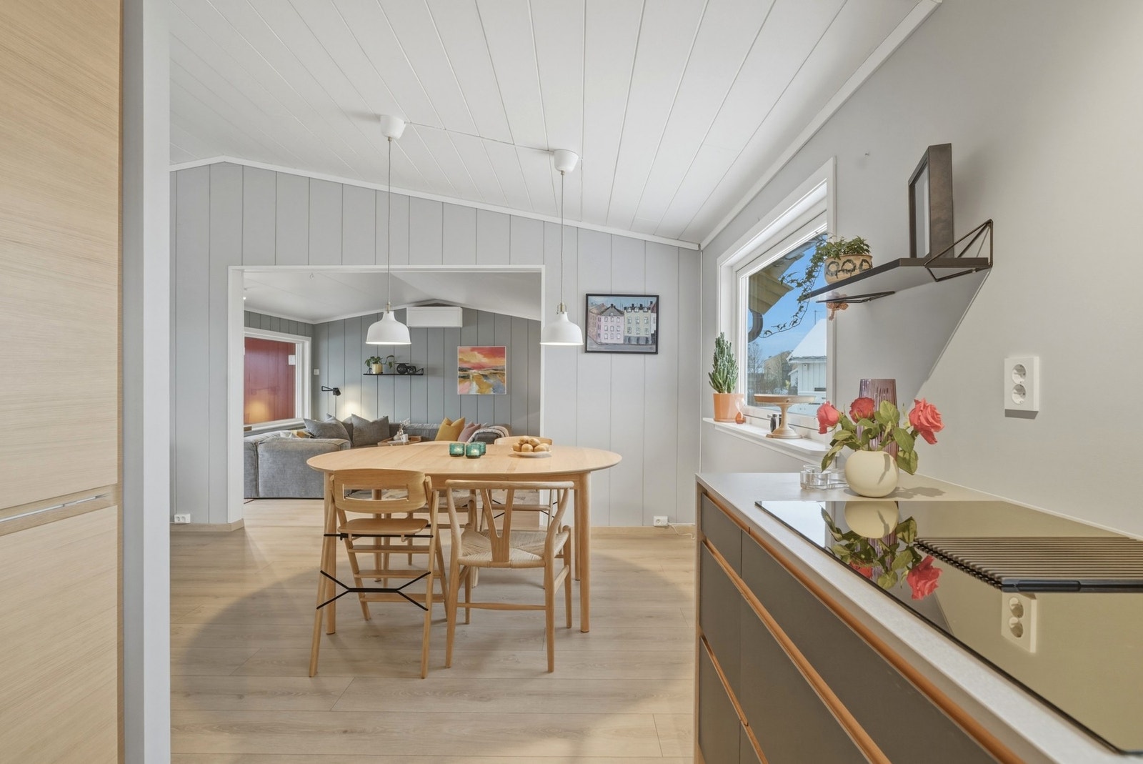 God plass til spisegruppe i tilknytning til kjøkken Galleribilde