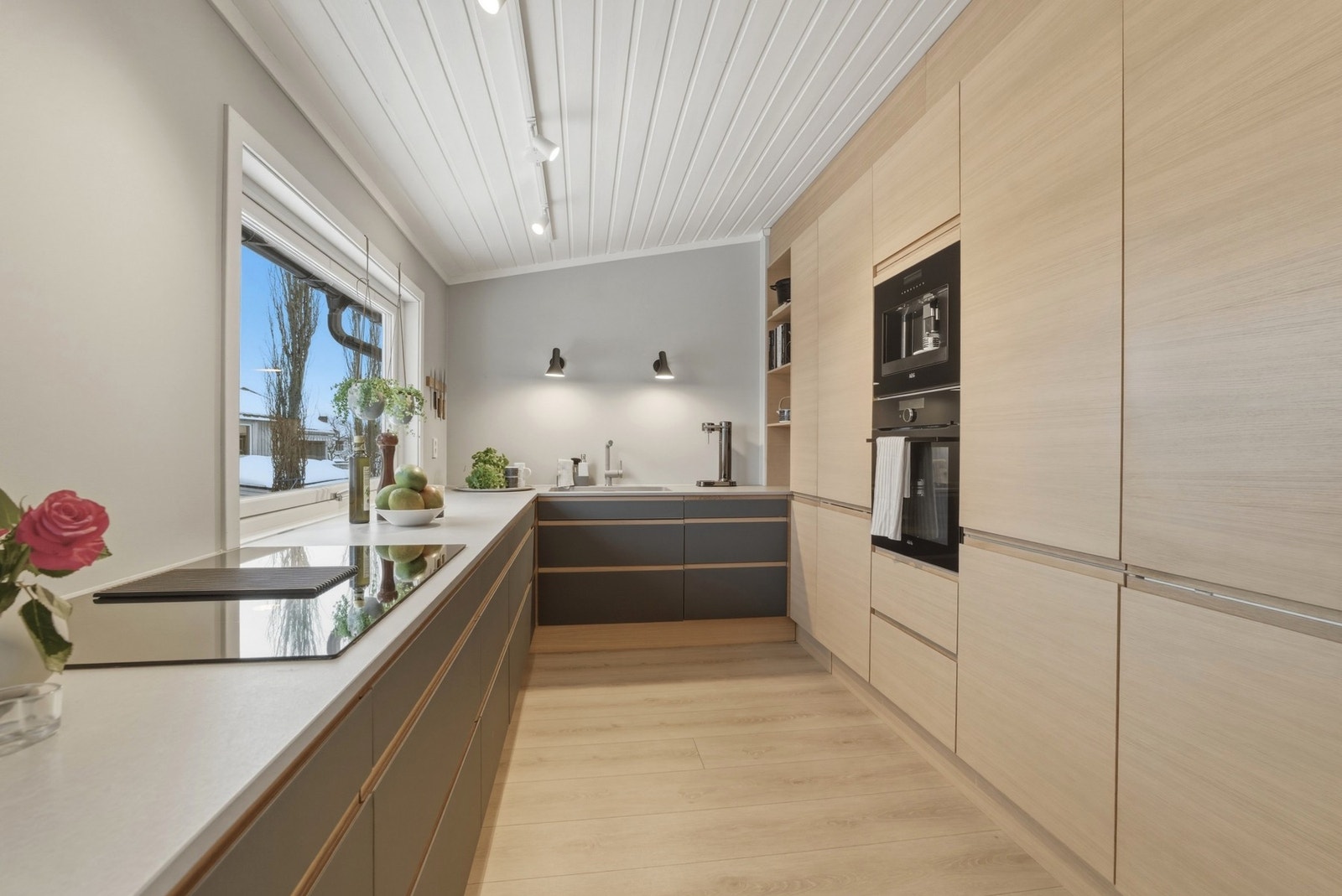 Godt utbygget med skap- skuff- og benkeplass Galleribilde