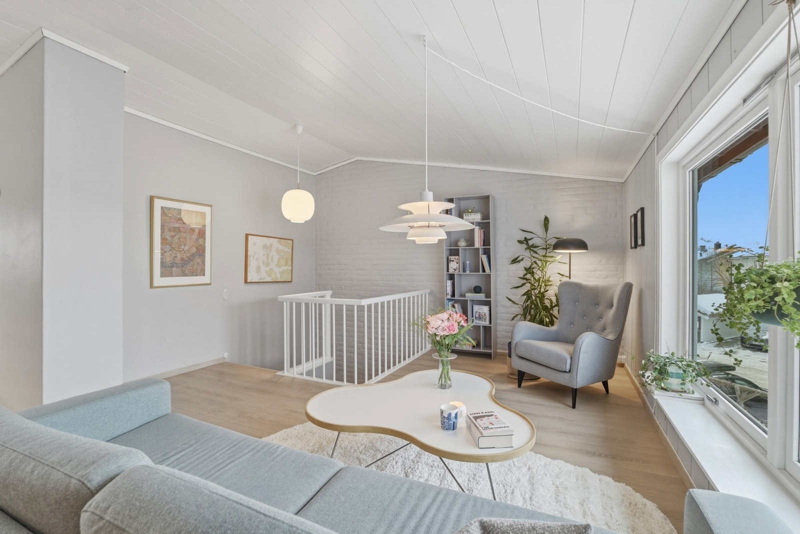 Lysmalt stue med laminat med varmefolie på gulvet Galleribilde