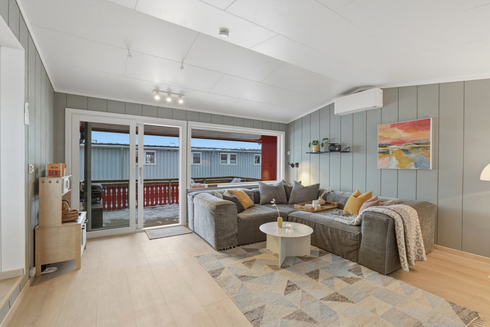 Utgang via skyvedør i glass (skiftet 2021), til altan med gode lys- og solforhold Galleribilde