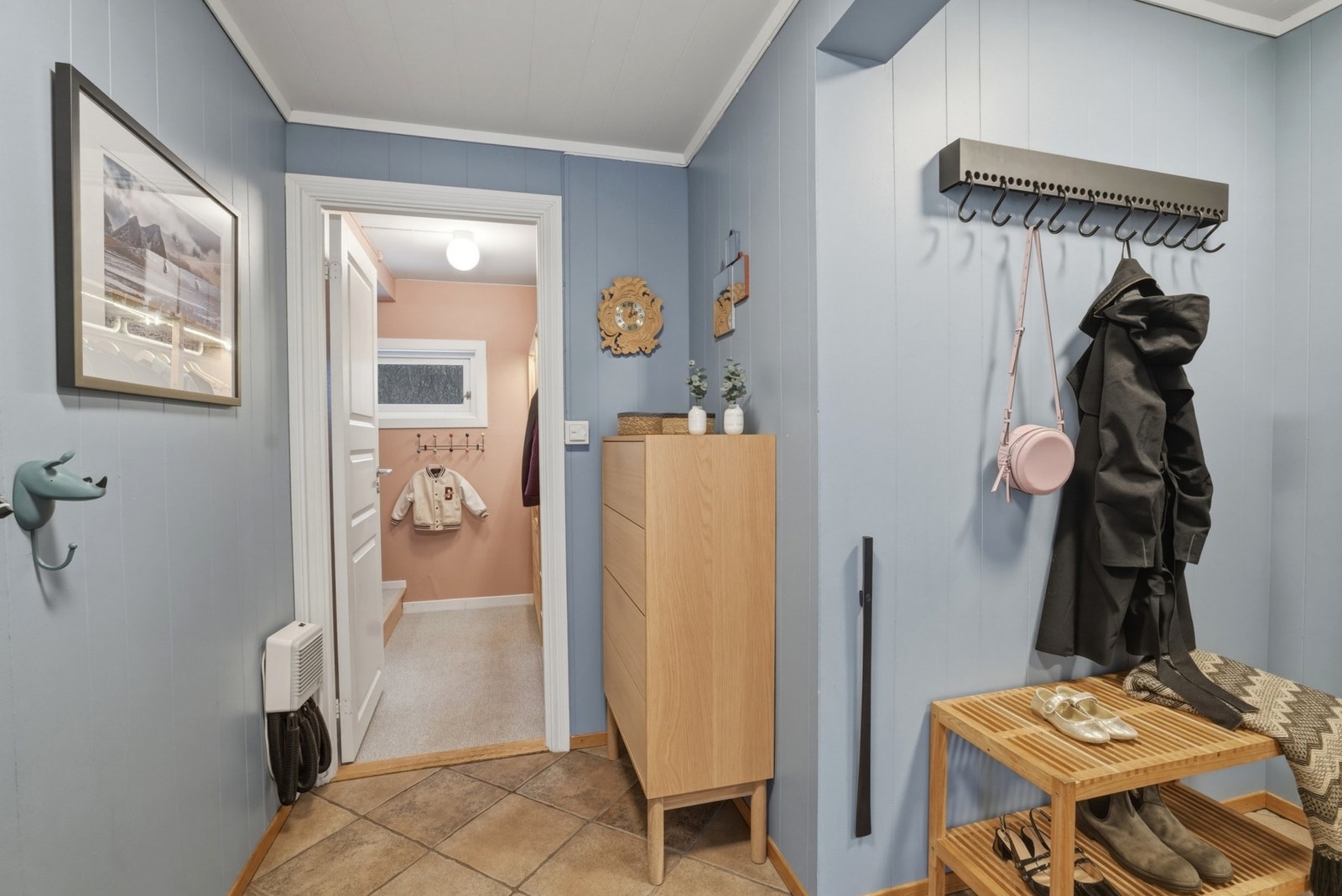 Entré med adkomst til bod/garderoberom Galleribilde