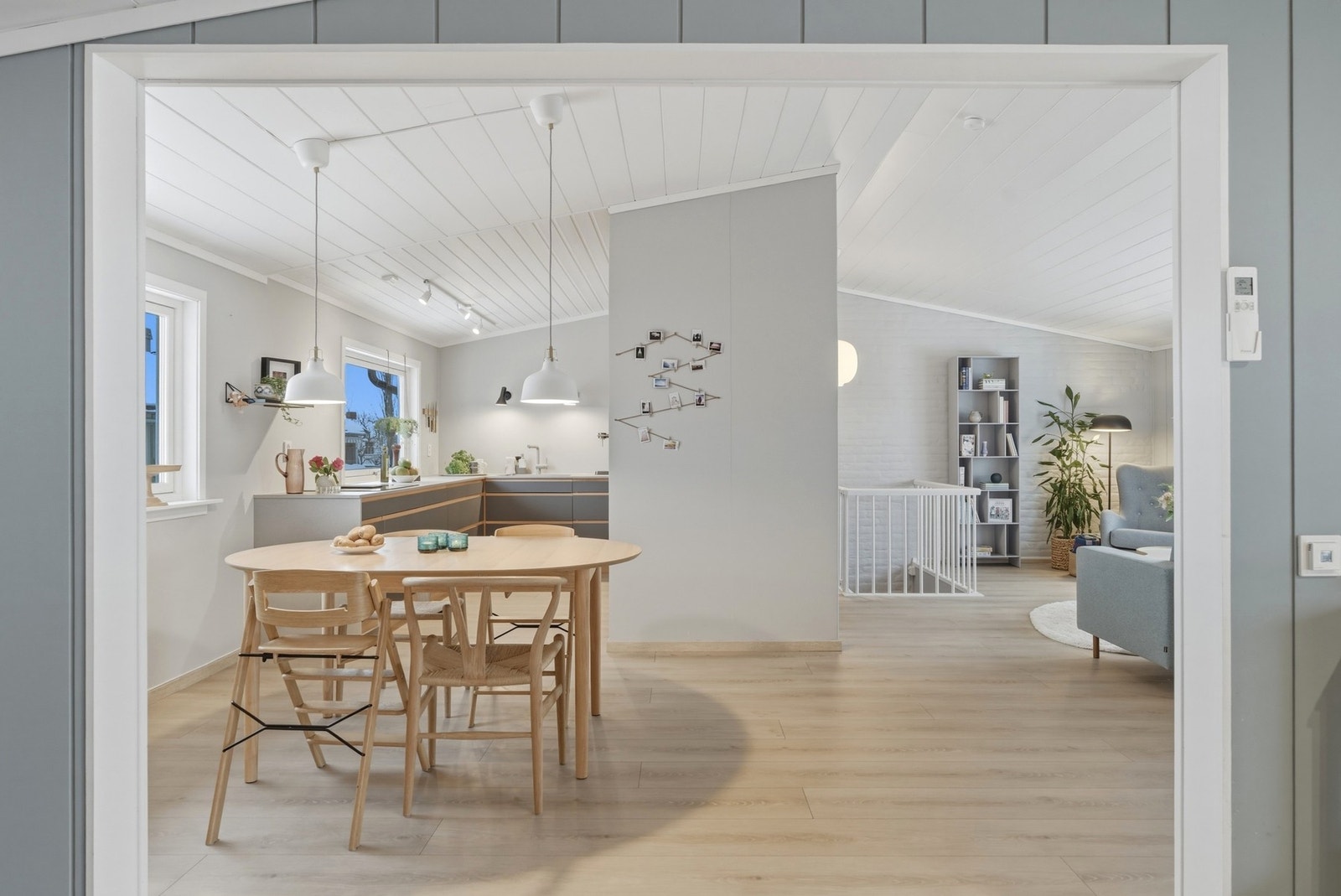 Spisestue sett fra tv-stue Galleribilde