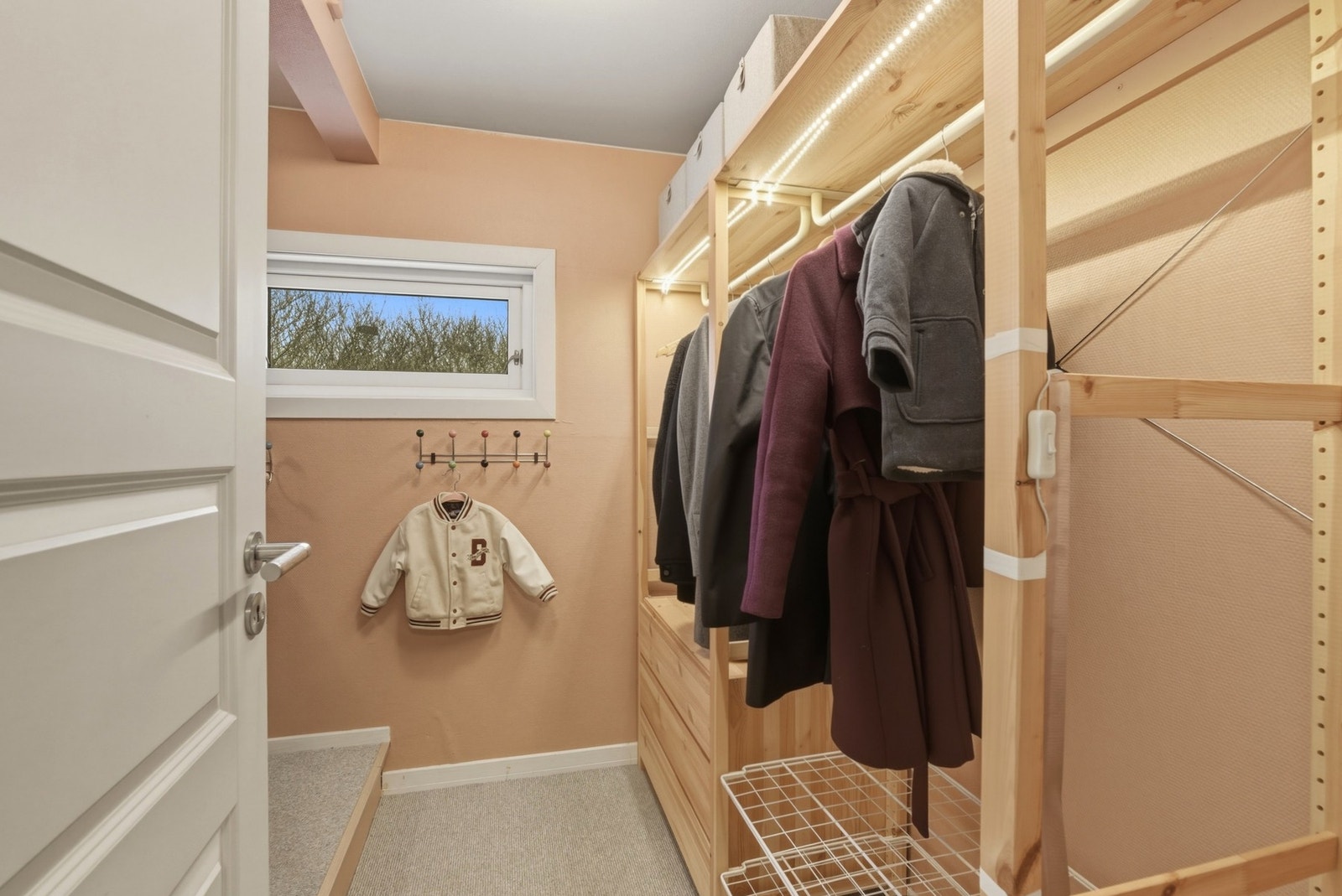 Praktisk bod/garderoberom i tilknytning til entré, som fortsetter inn til venstre Galleribilde