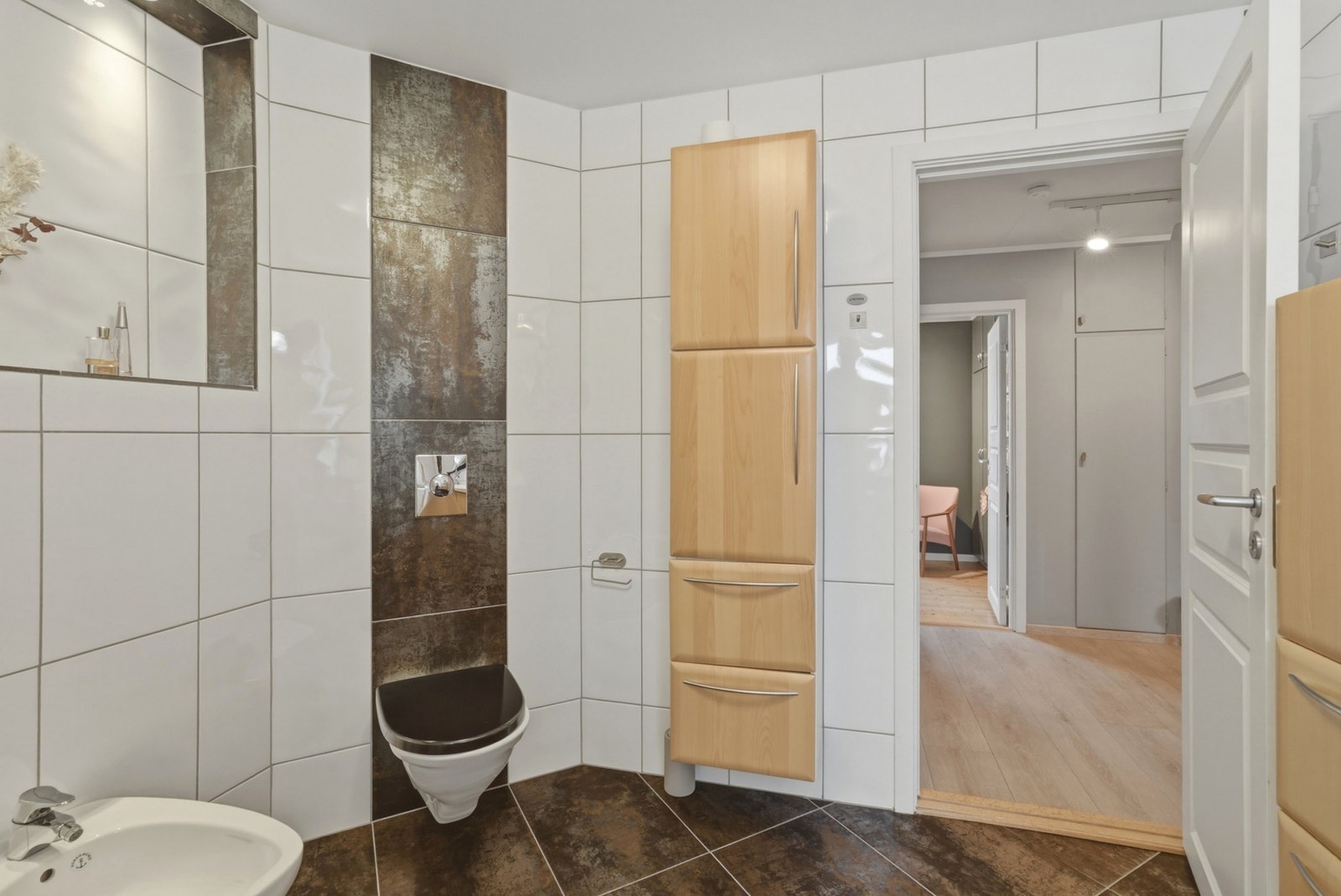 Innredning med nedfelt servant, toalett, dusjkabinett og bidet. Galleribilde