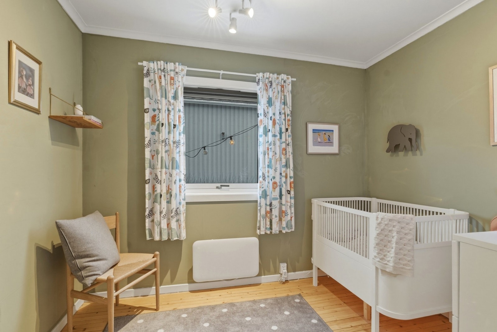 Soverom nr. 3 malt i tidsriktige fargevalg Galleribilde