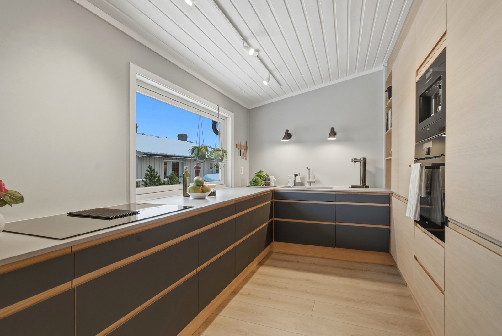 Innredningen har linolium fronter og dekton benkeplate. Galleribilde