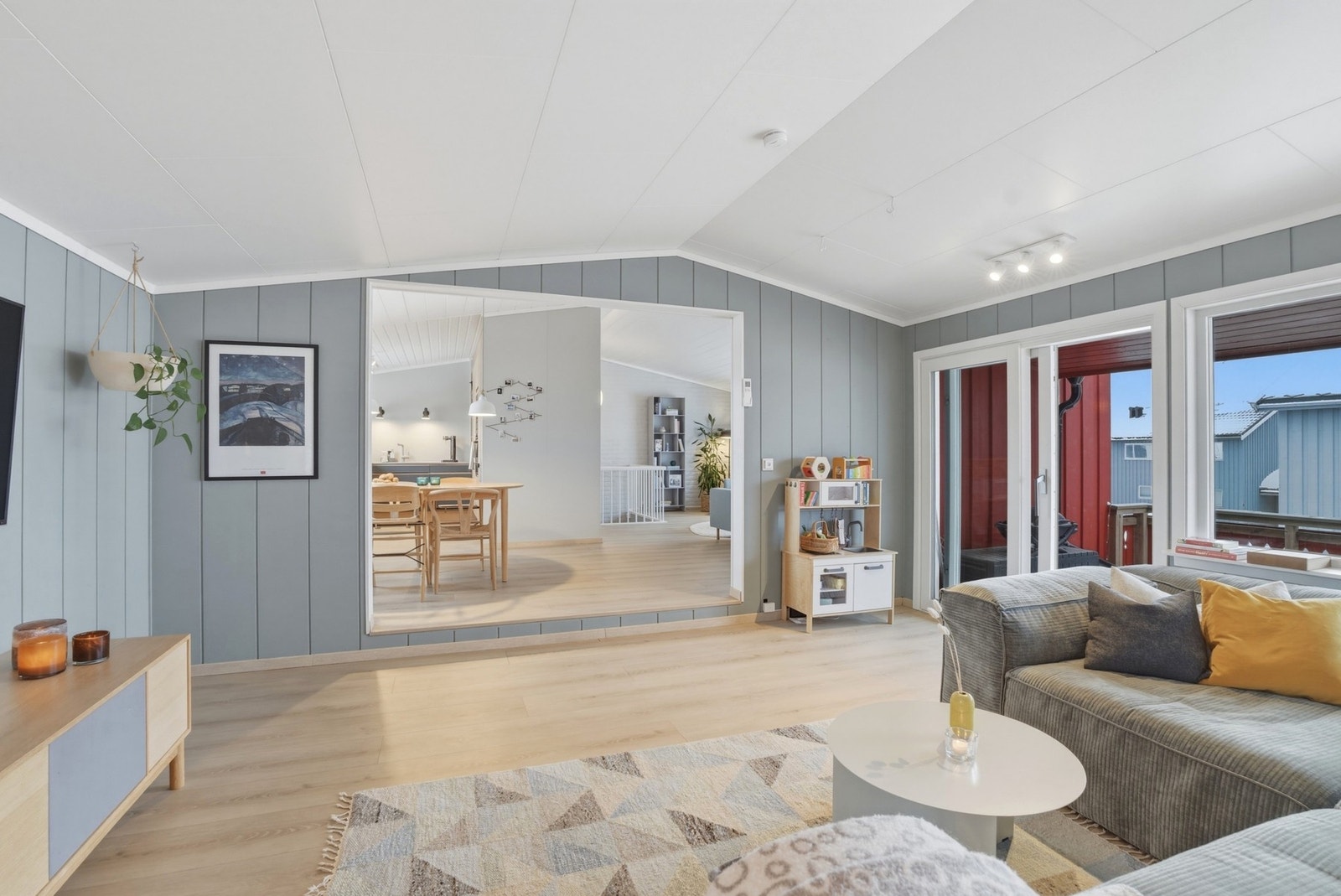 Romslig stue som er tilbygget Galleribilde