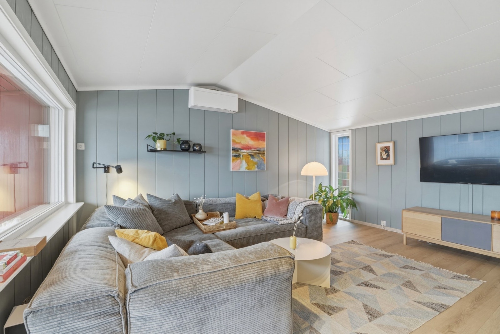 Boligen har to stuer som gir god plass til ønsket møblering. Galleribilde