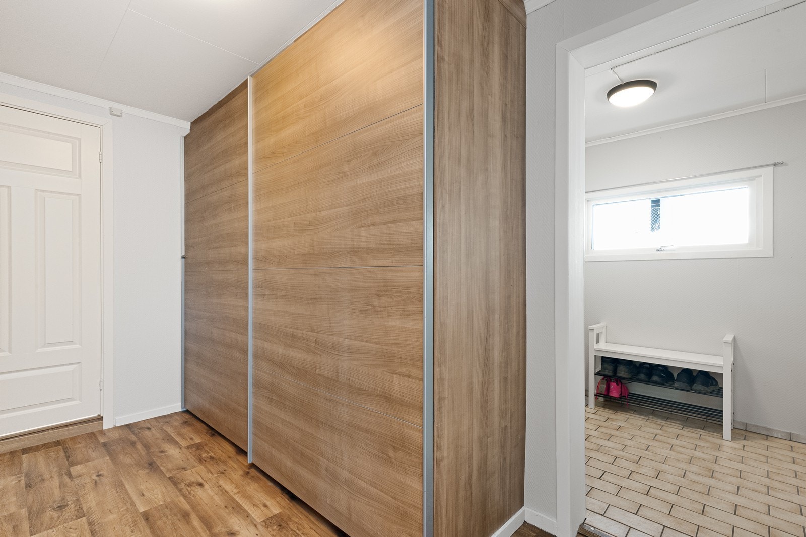 Skyvedørsgarderobe gir effektiv oppbevaring i entréen. Galleribilde