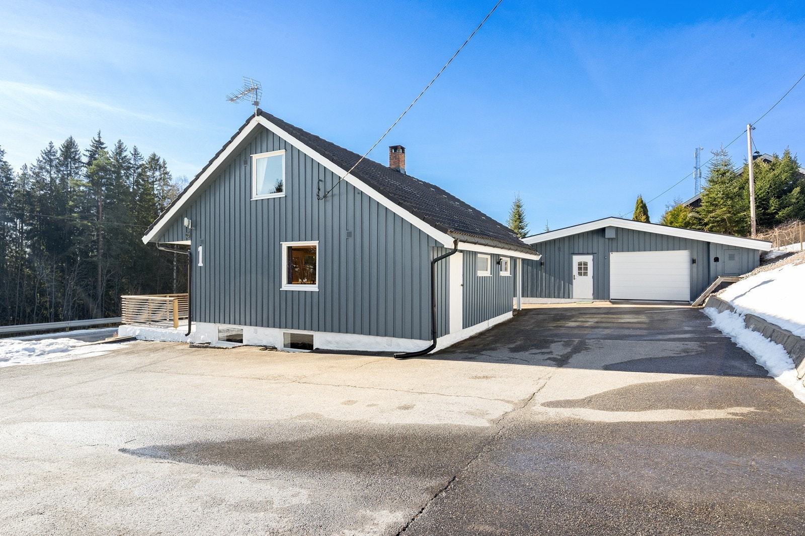 Tomten er flat og skrånende, opparbeidet med plen og diverse beplantninger. Galleribilde