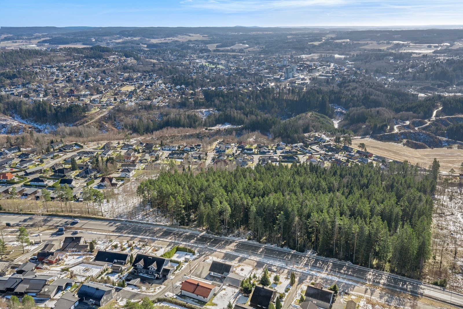 Området rundt eiendommen er preget av skog og bebyggelse, med nærhet til både natur og lokalsamfunn. Galleribilde