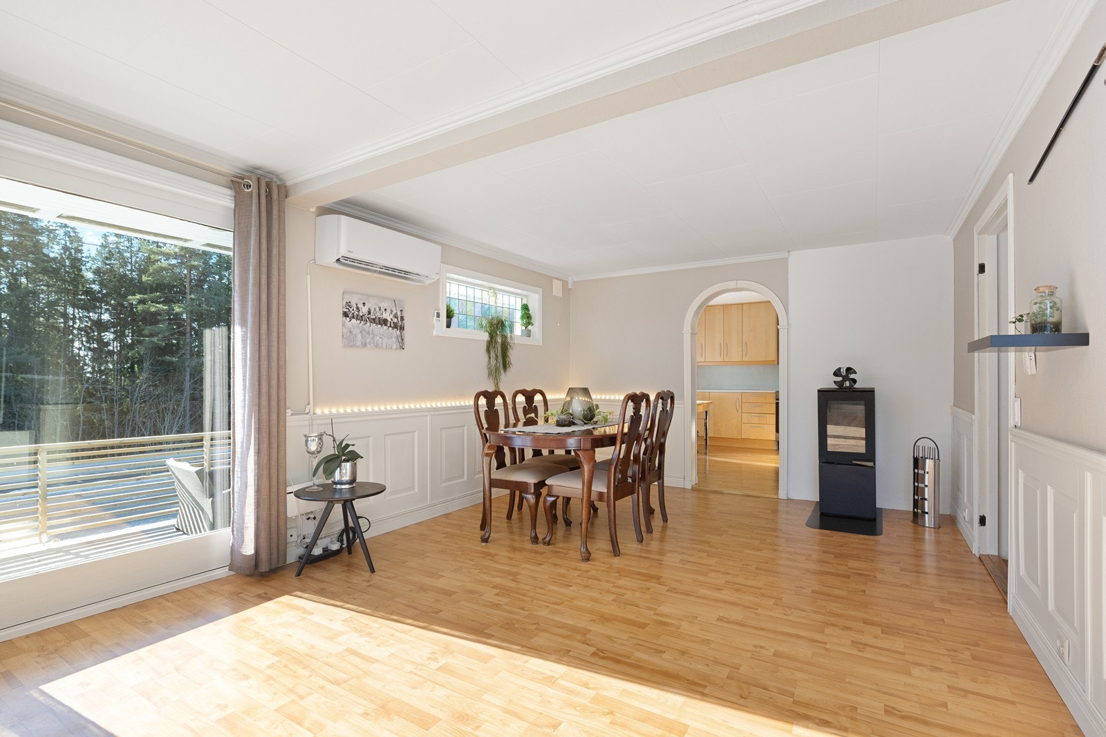 Store vindusflater slipper inn rikelig med naturlig lys i spisestuen. Galleribilde