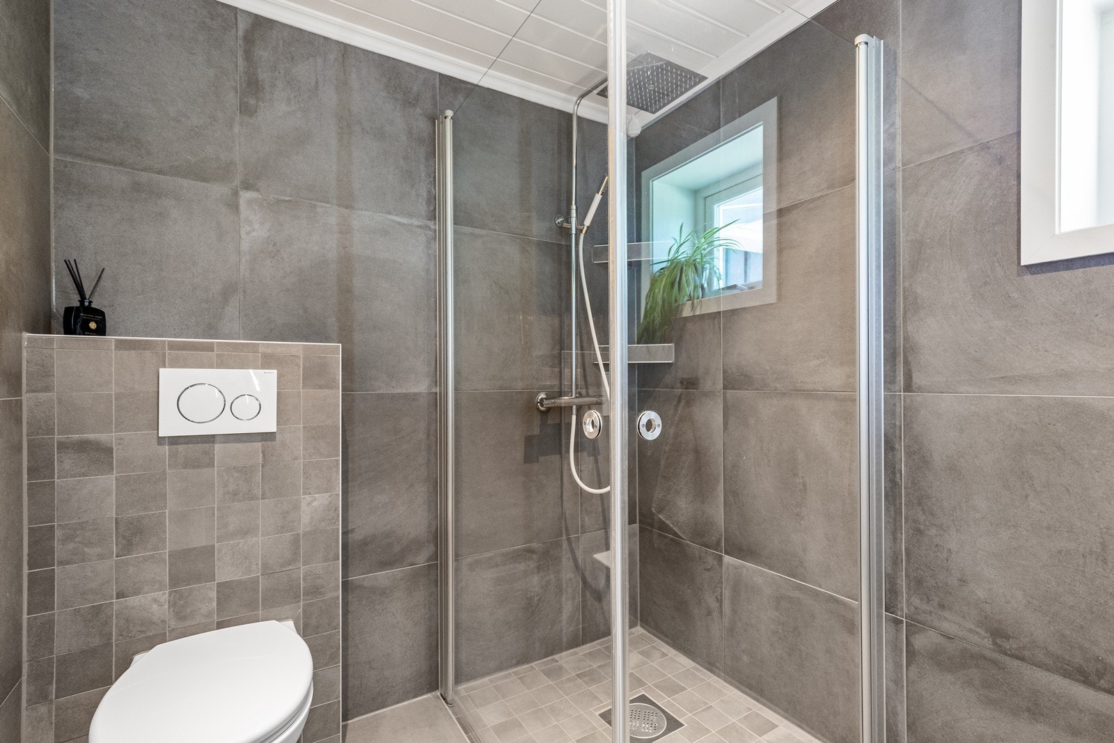 Flislagte overflater og elektriske varmekabler gir robust våtromsløsning. Galleribilde