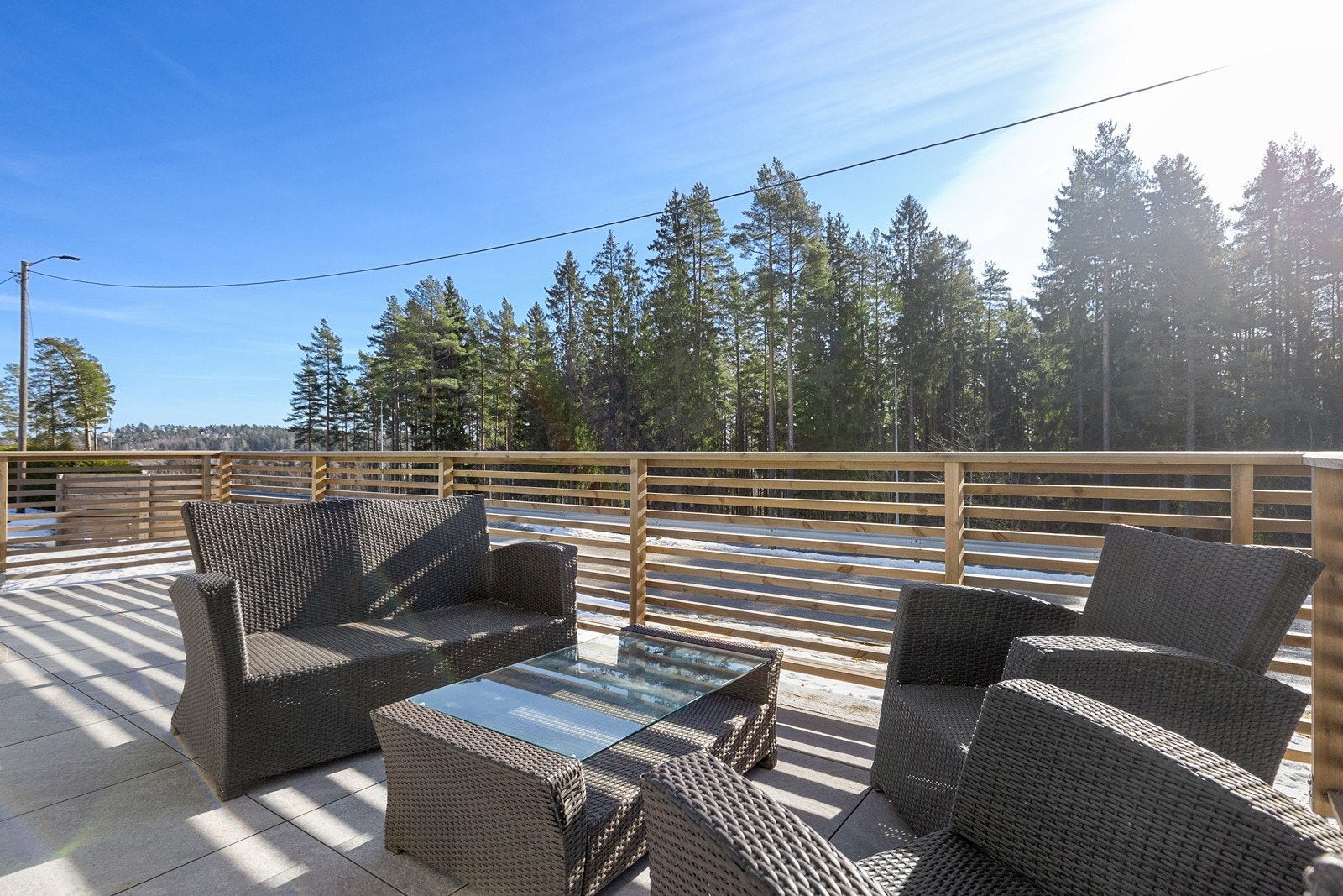 Terrassen har utsikt mot omkringliggende skogsområde. Galleribilde