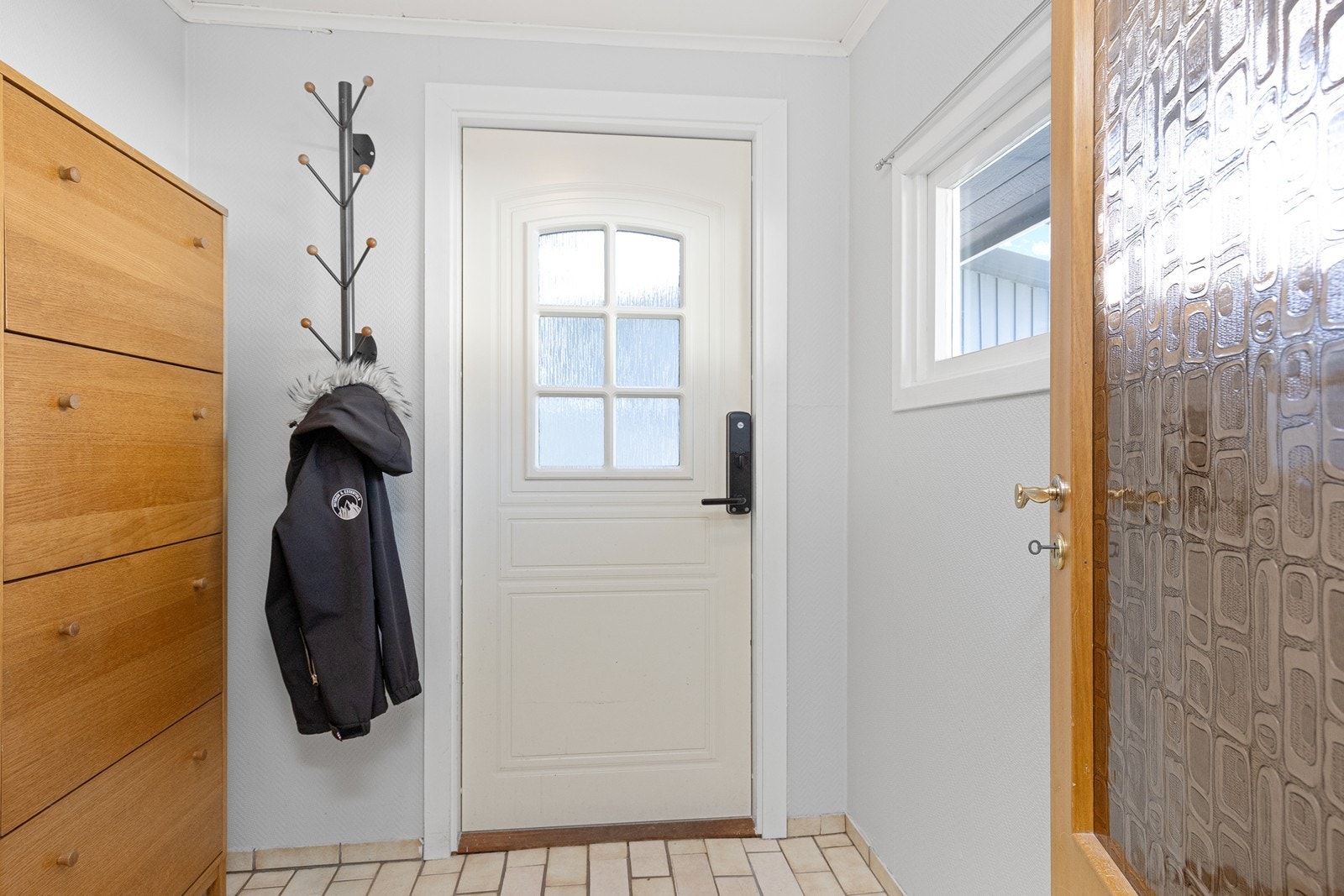 Flislagt gulv gir et praktisk inngangsparti med enkel rengjøring. Galleribilde