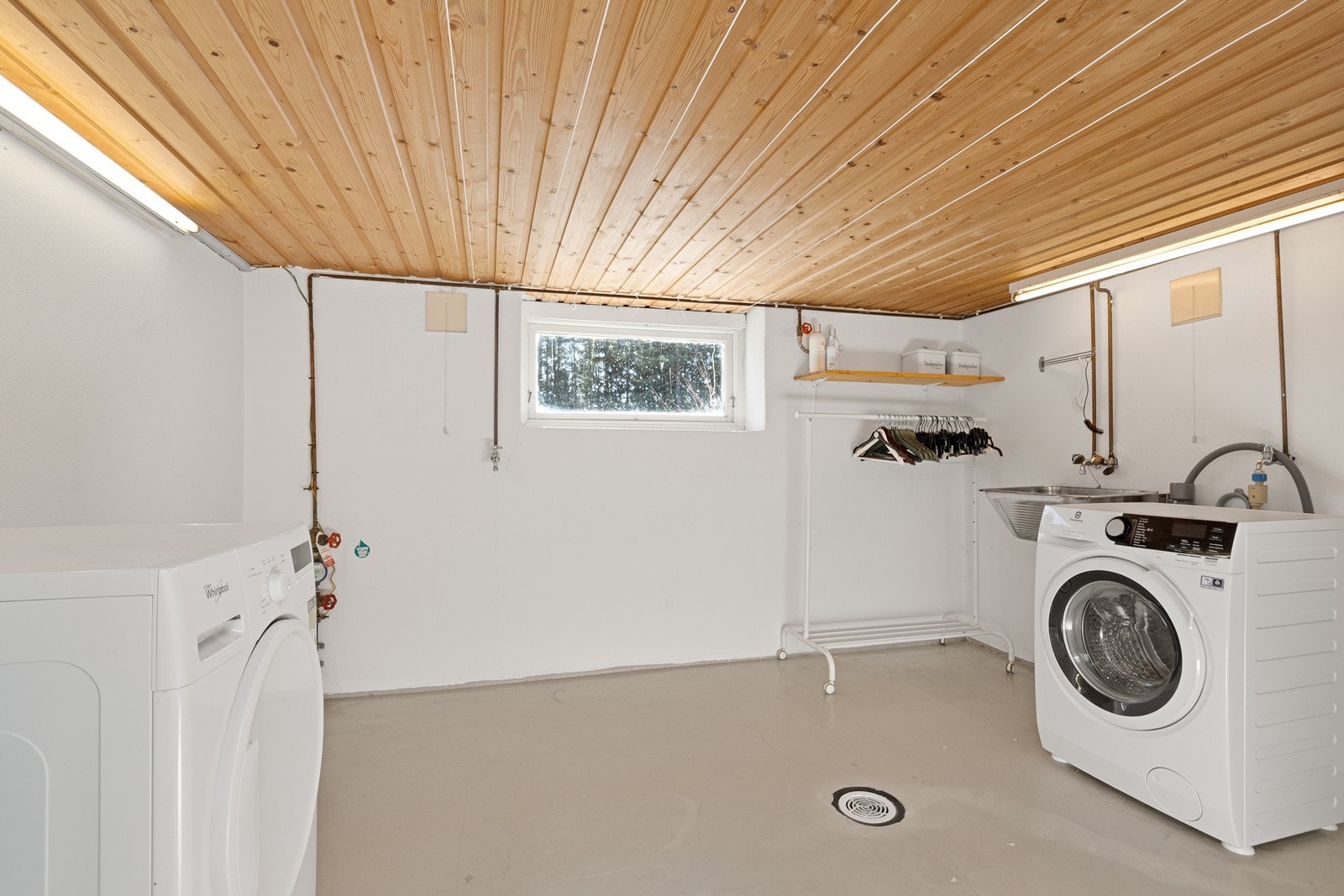 Vaskerommet har malt betonggulv og vegger, samt rustfri vaskekum. Det finnes opplegg for vaskemaskin og varmekabler for ekstra komfort. Galleribilde