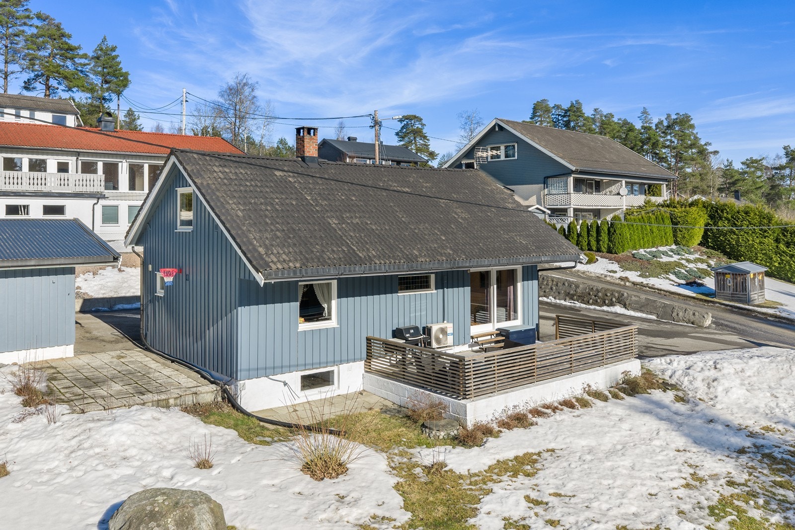 Eiendommen har en solrik beliggenhet med en velholdt hage og terrasse. Galleribilde