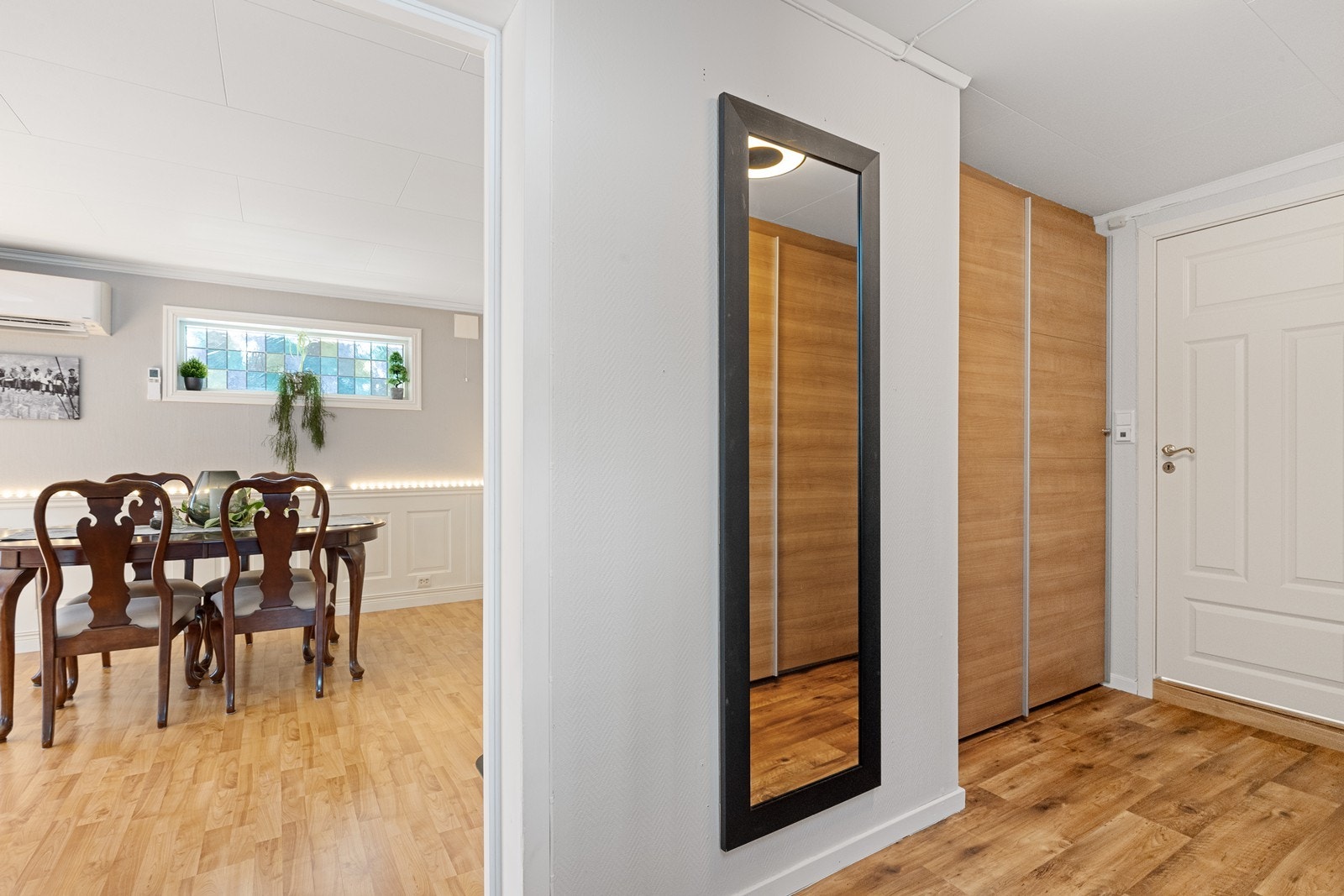 Skyvedørsgarderobe gir praktisk oppbevaringsløsning i gangen. Galleribilde