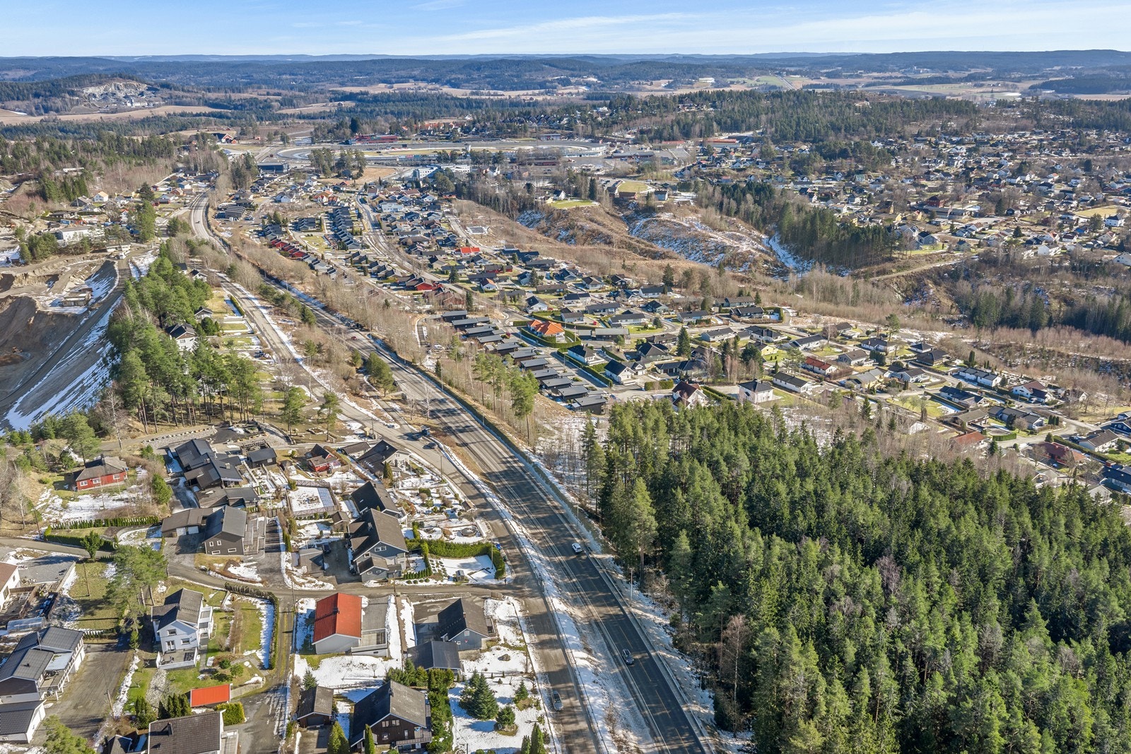 Boligen ligger i et etablert nabolag med god tilgang til veiforbindelser og nærliggende fasiliteter. Galleribilde