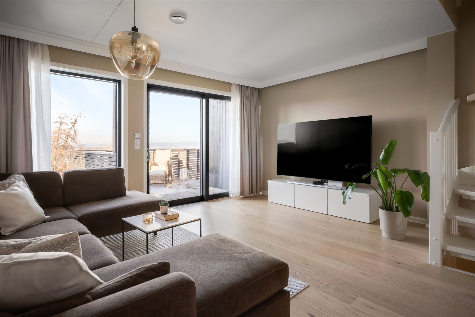 Store vinduer gir rikelig med naturlig lys. Galleribilde