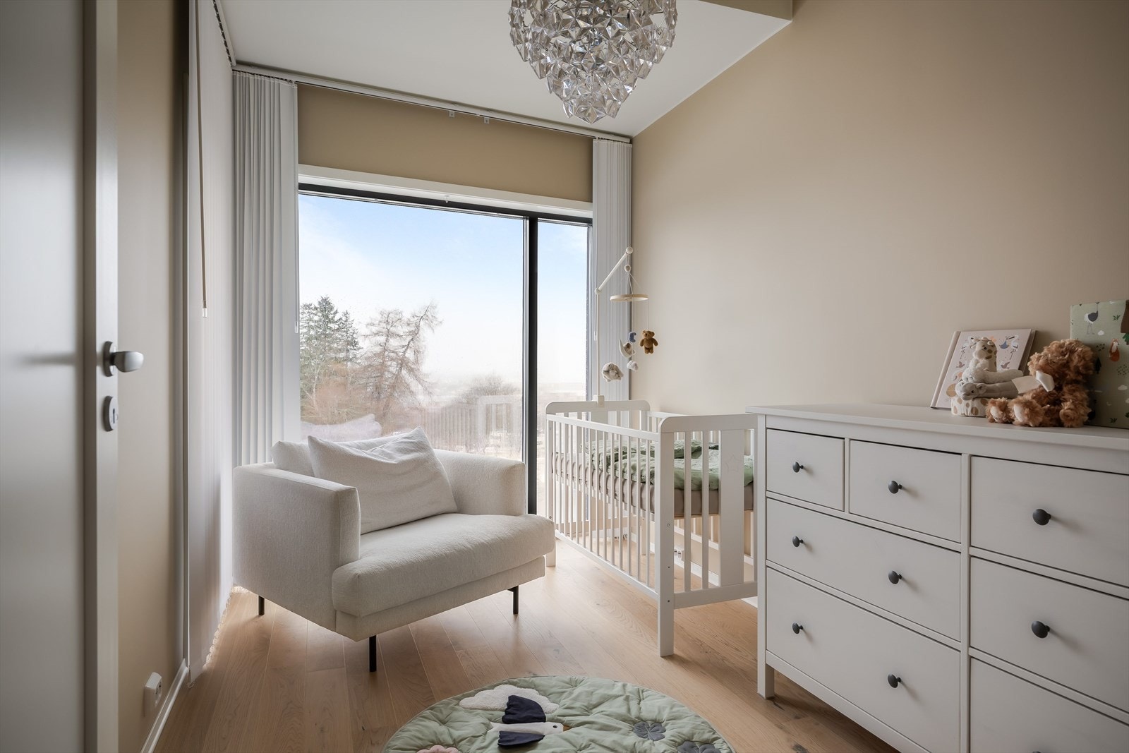 Fra stueplanet går trappen videre opp til andre etasje hvor boligen byr på tre gode soverom målt til 14,5 kvm, 7,5 kvm og 8 kvm. Galleribilde