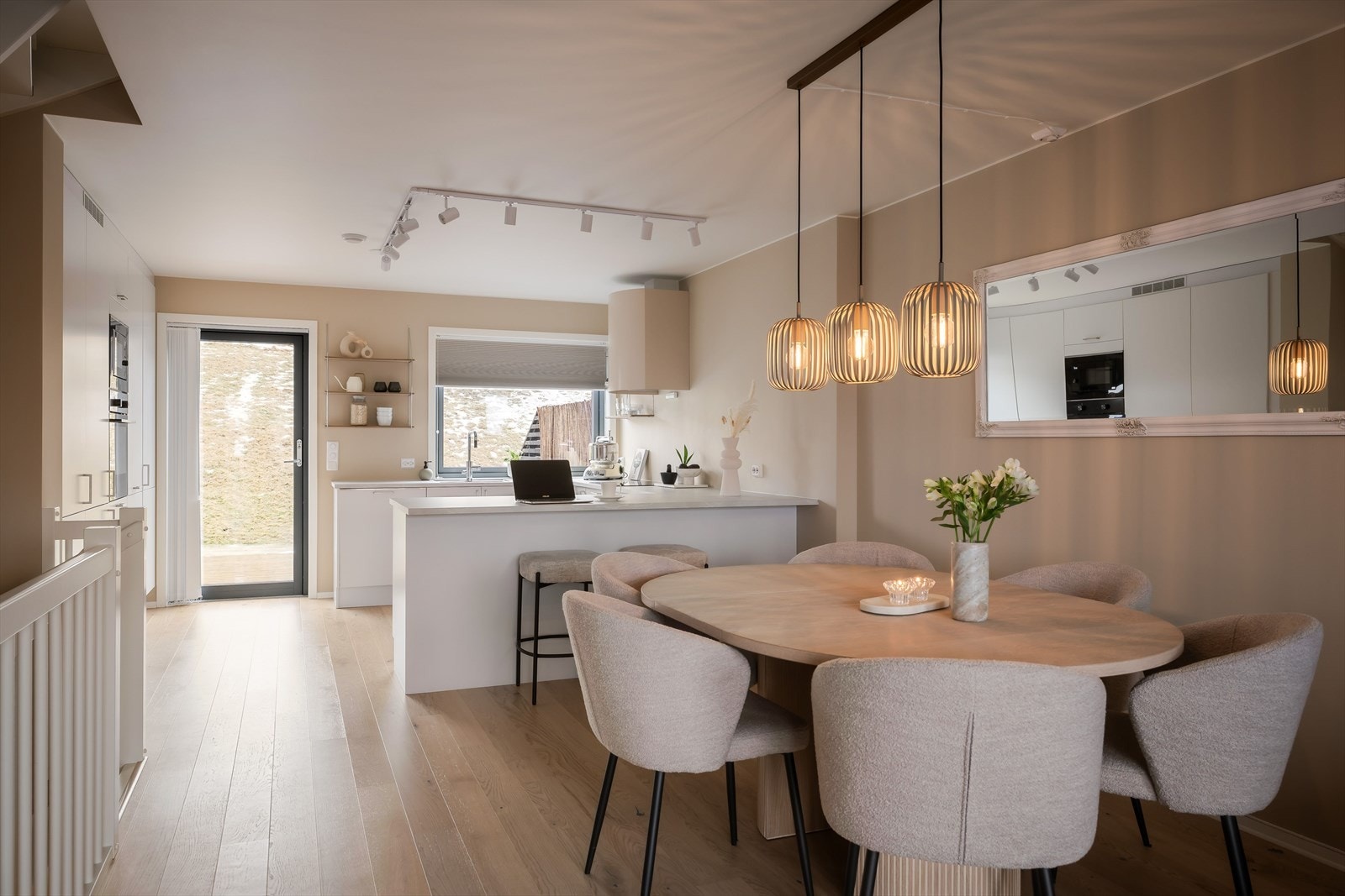 Her er det god plass til både spisebord og en hyggelig sofakrok. Galleribilde