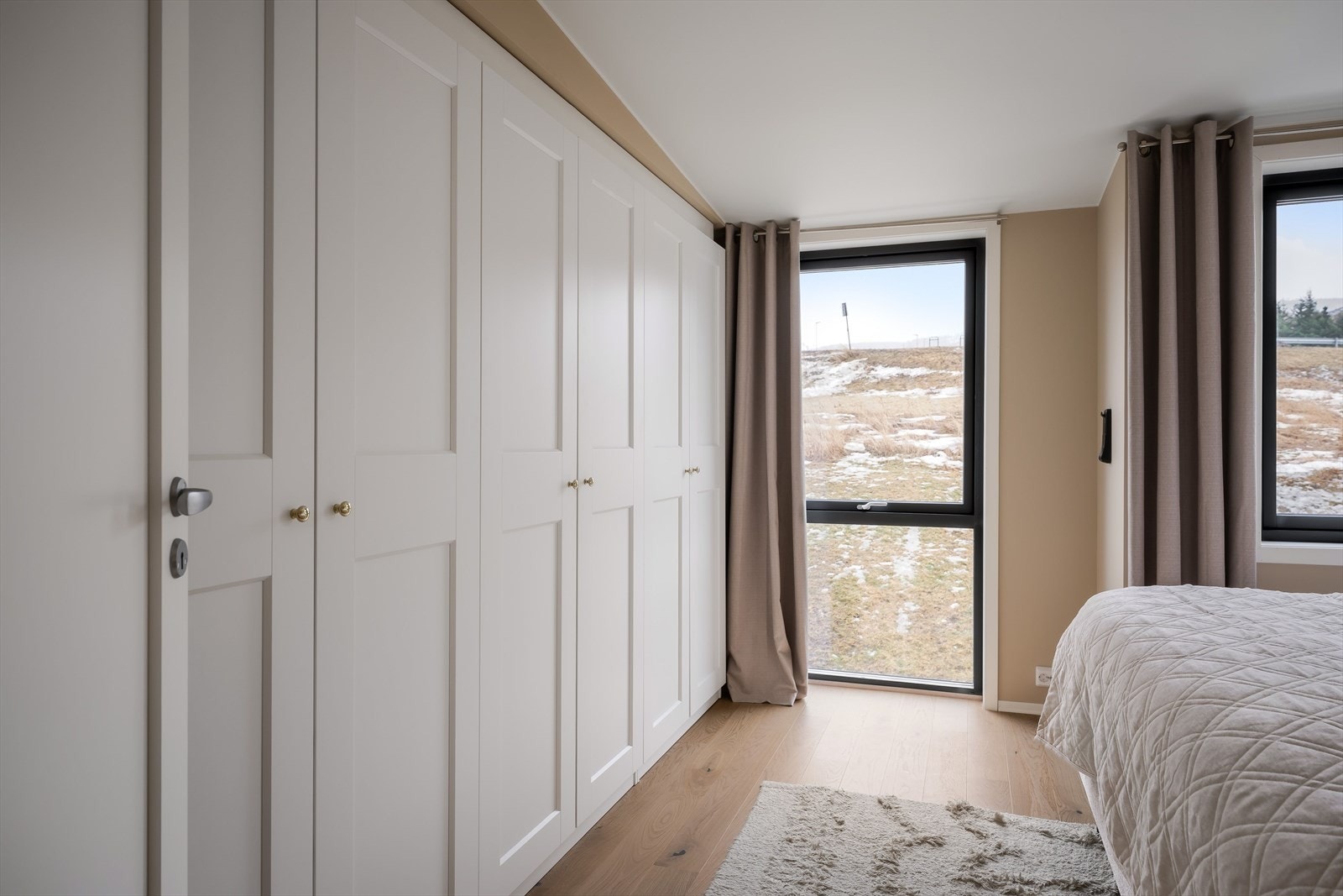 Det største soverommet har en stor plassbygget garderobe. Galleribilde