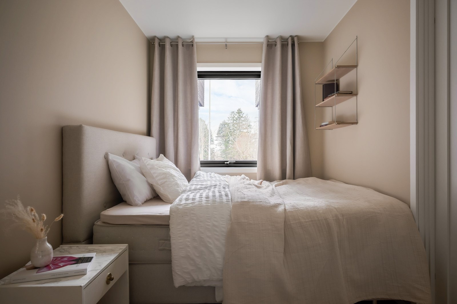 I kjelleretasjen finner man boligens første soverom. Rommet er målt til 9,5 kvm. Galleribilde