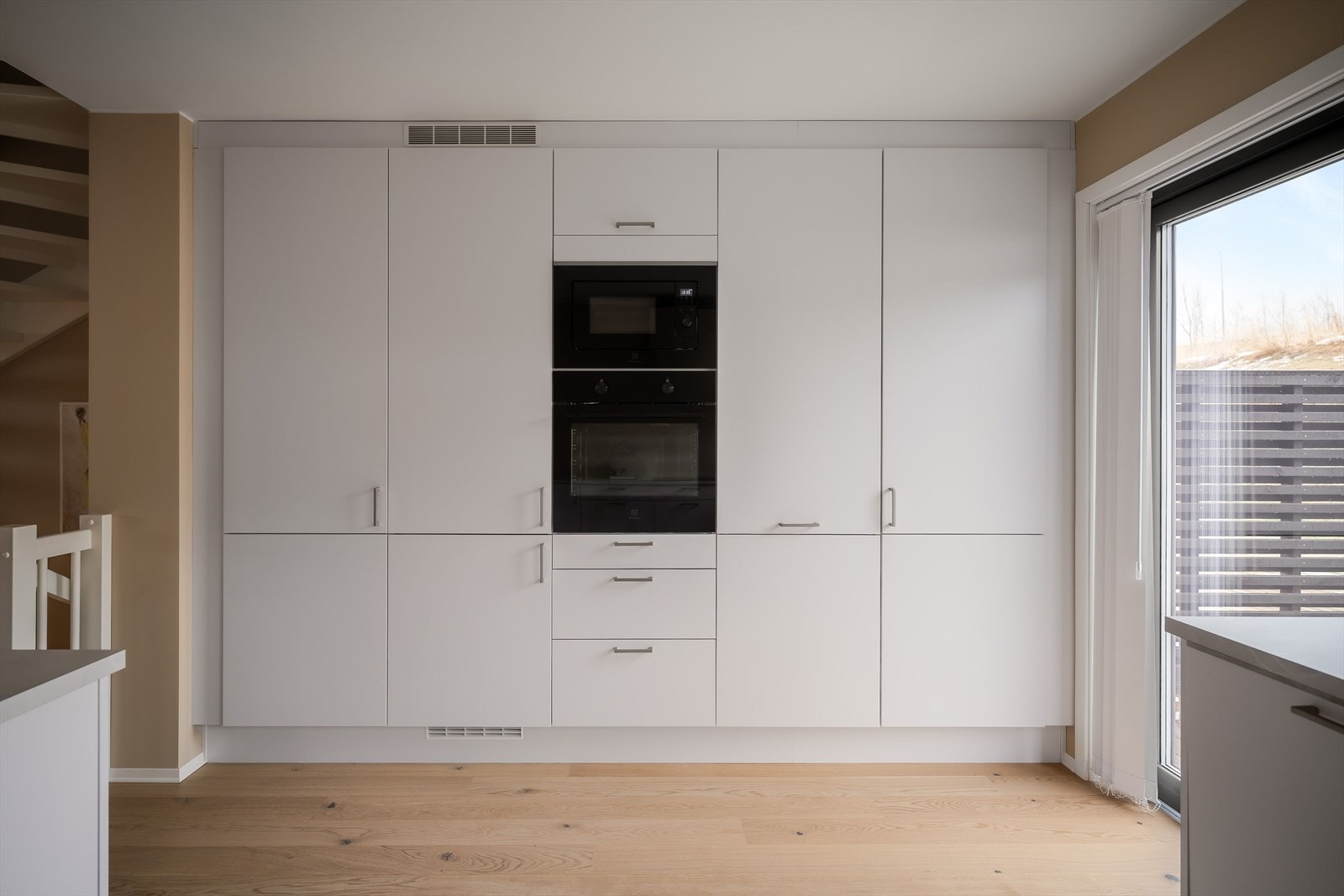 Kjøkkenet er utstyrt med integrerte hvitevarer som oppvaskmaskin, platetopp, mikrobølgeovn, stekeovn samt kjøleskap og fryser. Galleribilde