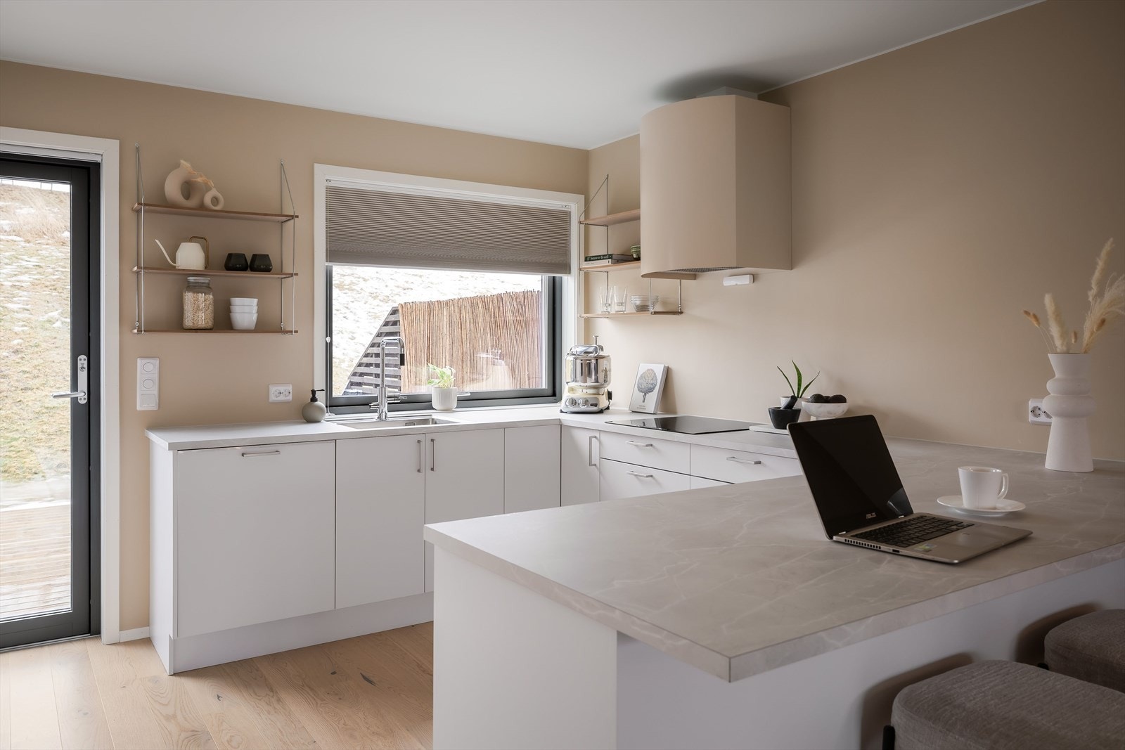 Kjøkkenet byr på rikelig med oppbevaring i både skuffer og høyskap. Galleribilde