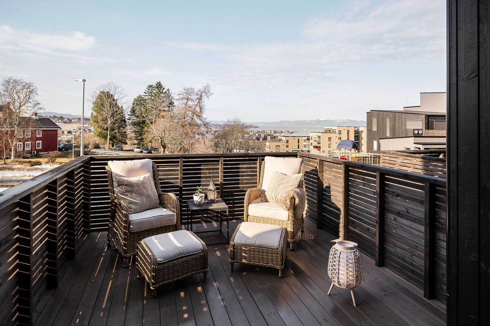 Fra denne etasjen er det utgang til to terrasser - én fra kjøkkensiden og én fra stuen. Galleribilde