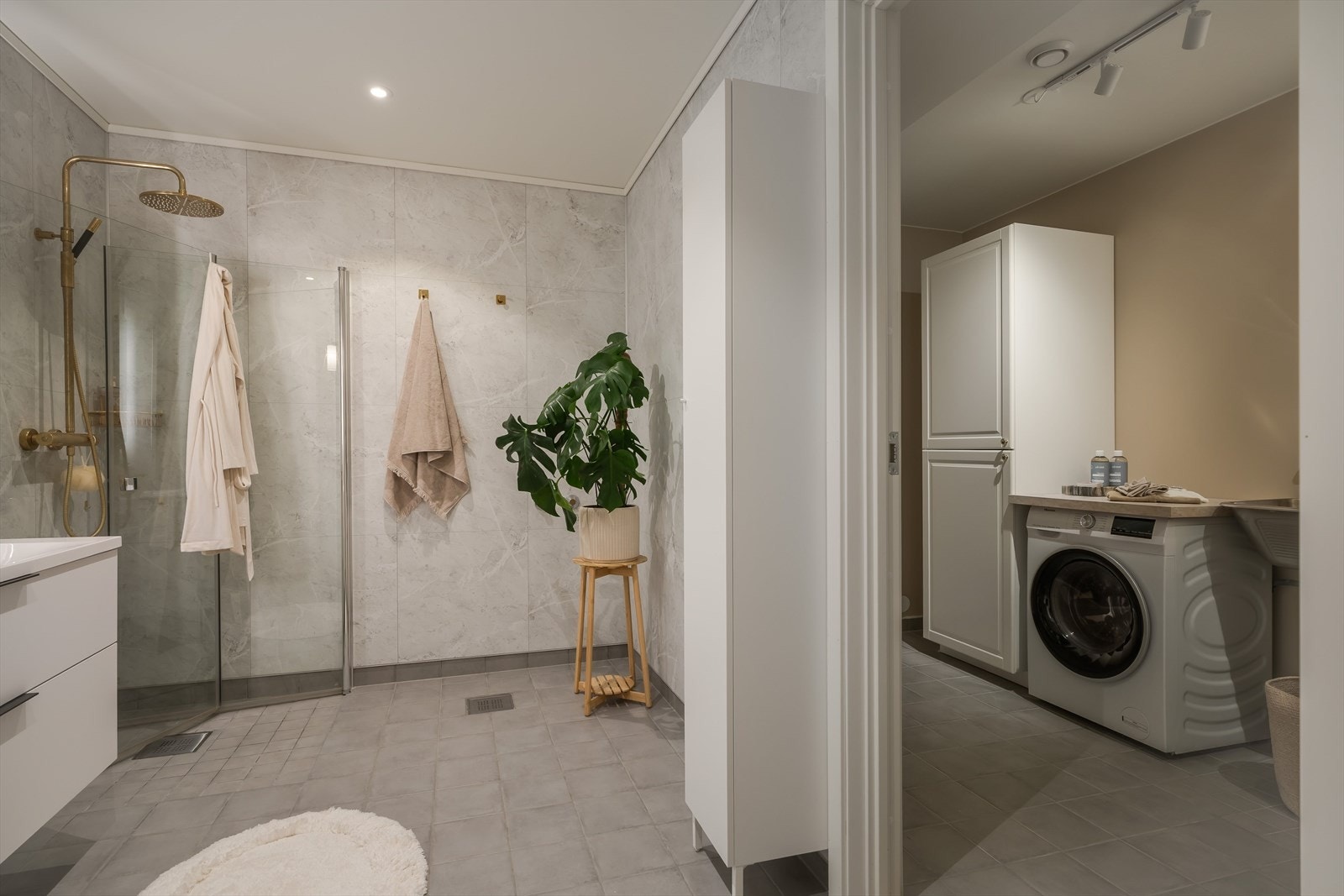 Fra badet er det videre adkomst til et separat vaskerom. Galleribilde