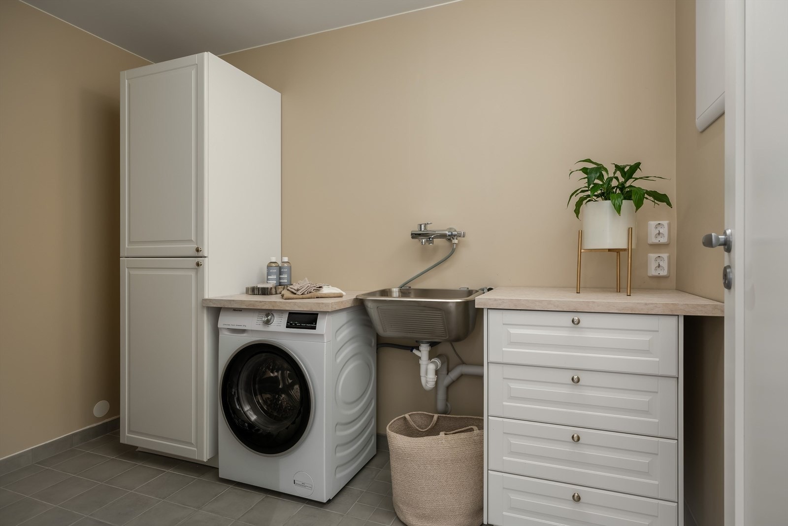 Vaskerommet er praktisk innredet med utslagsvask samt gode oppbevaringsmuligheter i både skuffer og skap. Galleribilde