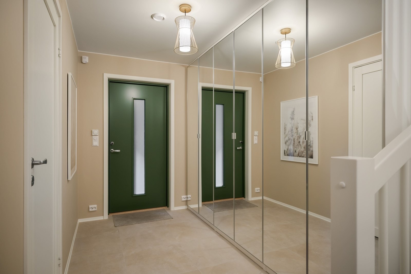 Boligen ønskes velkommen via en romslig entré med plassbygget speilgarderobe som gir rikelig med oppbevaringsplass. Galleribilde