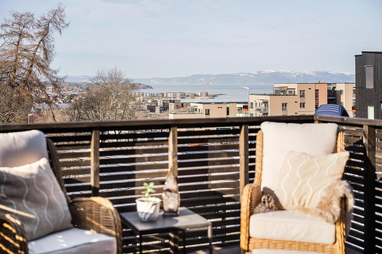 Terrassene er målt til henholdsvis 18 kvm og 13 kvm, og begge har god plass til utemøblement og hyggelige uteopphold. Galleribilde