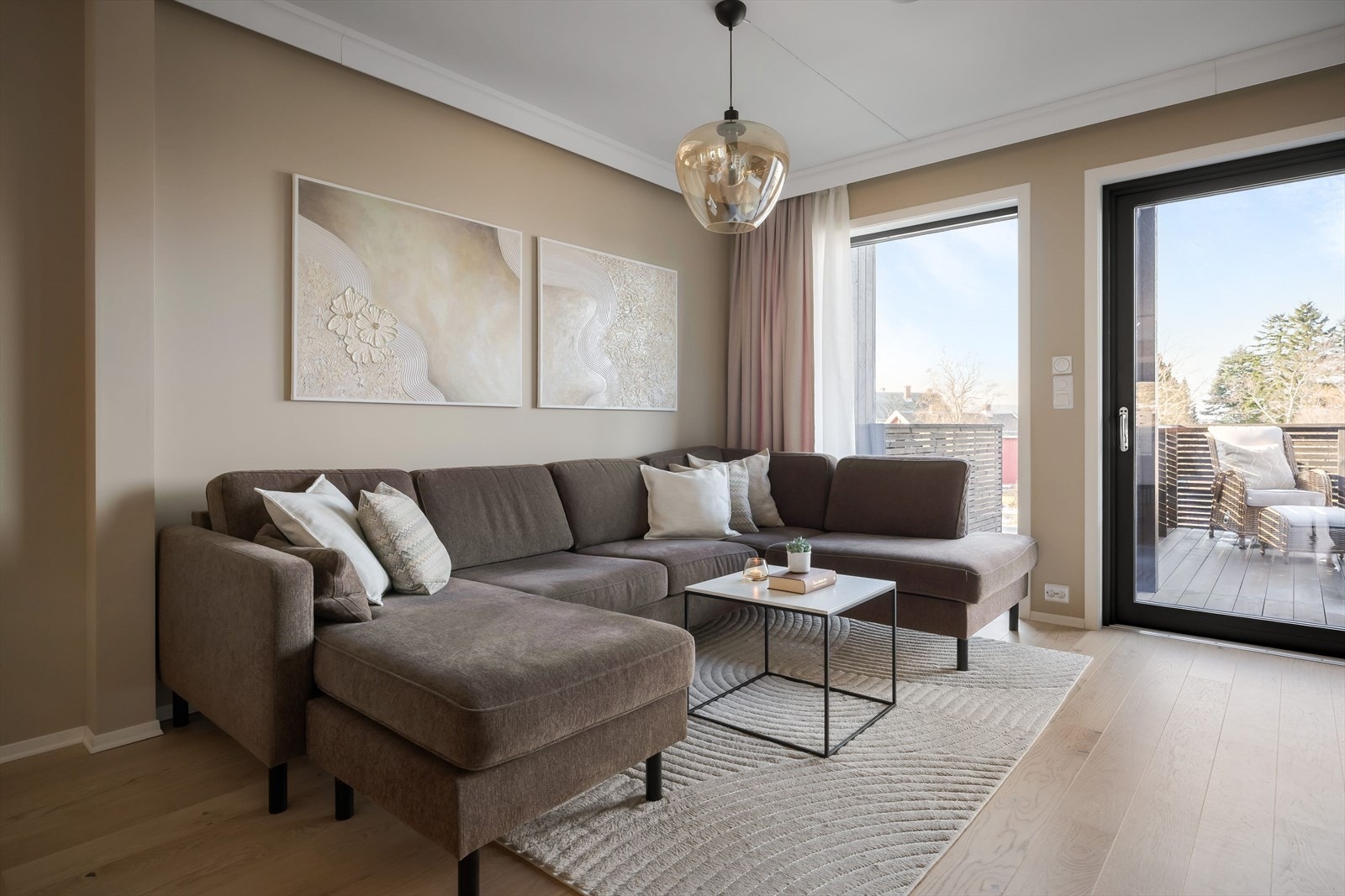 Rommet har lyst gulv og malte overflater i duse beige toner, som skaper en lun og harmonisk atmosfære. Galleribilde