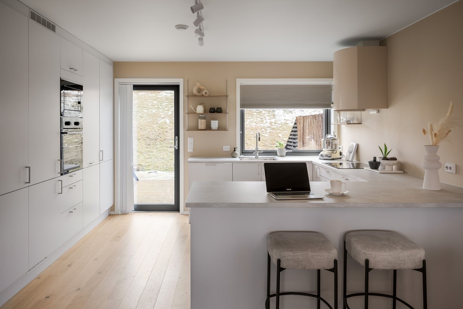 Plass til barstoler ved kjøkkenet legger til rette for en sosial og hyggelig sone. Galleribilde